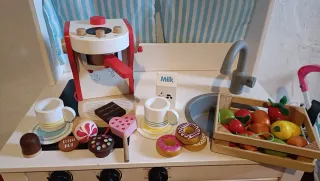 Cafetera de madera y accesorios