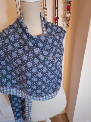 Sciarpa/scialle blu e rosa con nappe