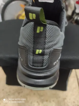 Zapatos de trabajo grises