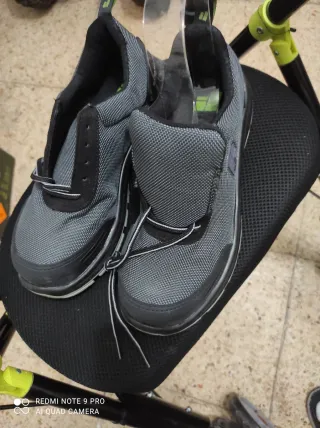 Zapatos de trabajo grises