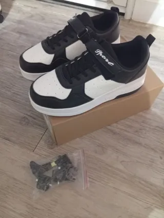 Zapatillas con ruedas y velcro