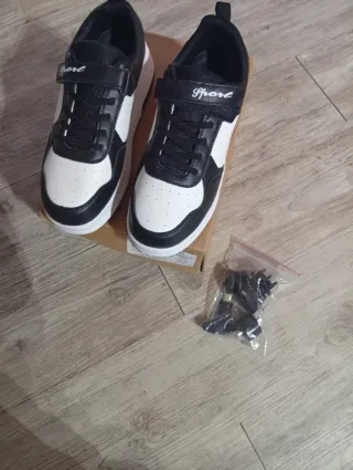 Zapatillas con ruedas y velcro