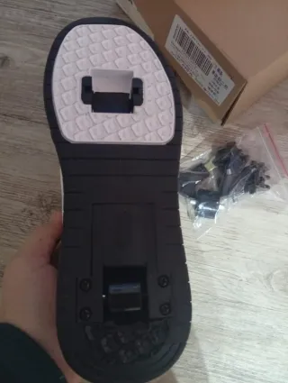 Zapatillas con ruedas y velcro