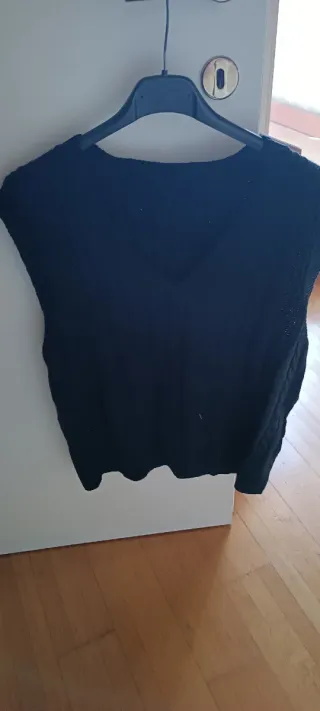 Gilet nero in maglia, veste un po' over