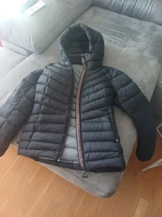 Cazadora acolchada negra y gris