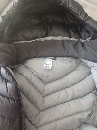 Cazadora acolchada negra y gris