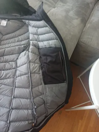 Cazadora acolchada negra y gris