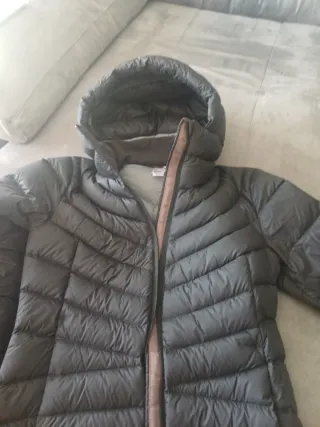 Cazadora acolchada negra y gris