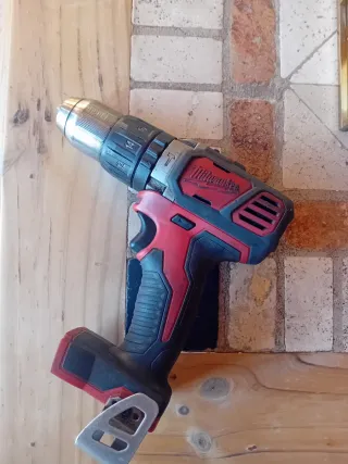 Taladro Milwaukee + Caja Original de Herramientas