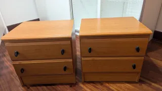 Mesitas de noche de madera (2 unidades).