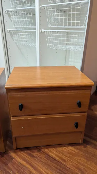 Mesitas de noche de madera (2 unidades).