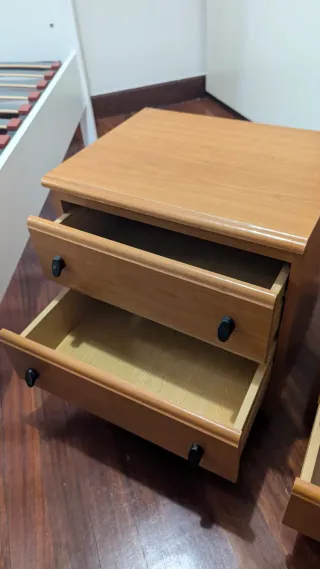 Mesitas de noche de madera (2 unidades).