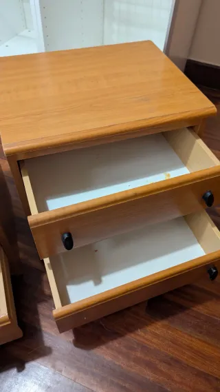 Mesitas de noche de madera (2 unidades).