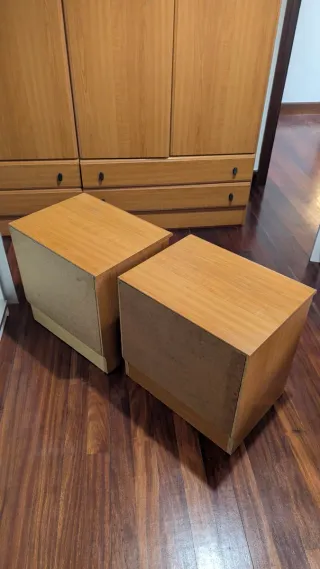 Mesitas de noche de madera (2 unidades).