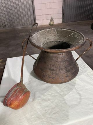 Pentola in rame con mestolo