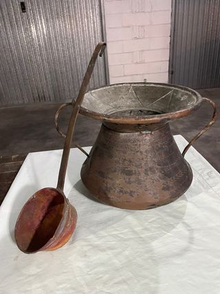 Pentola in rame con mestolo