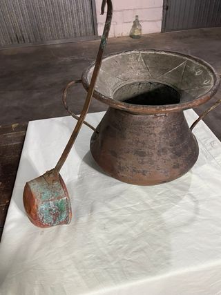 Pentola in rame con mestolo