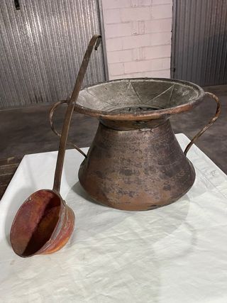 Pentola in rame con mestolo