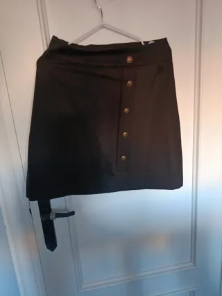 Falda negra botones