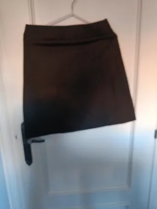 Falda negra botones