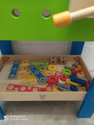 Banco de herramientas Hape para niños