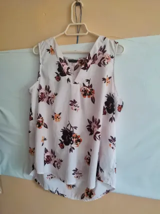Blusa floral sin mangas