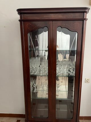 Vitrina de madera y cristal
