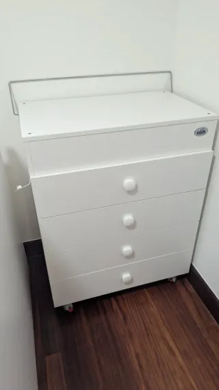 Cómoda cambiador bebé con ruedas