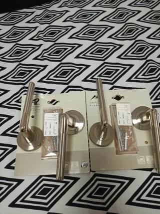 Manillas de puerta plateadas