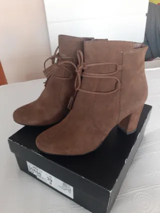 Botines taupe con cordones y flecos