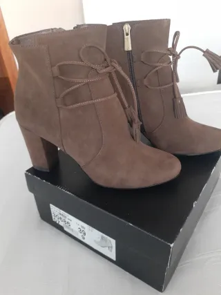 Botines taupe con cordones y flecos