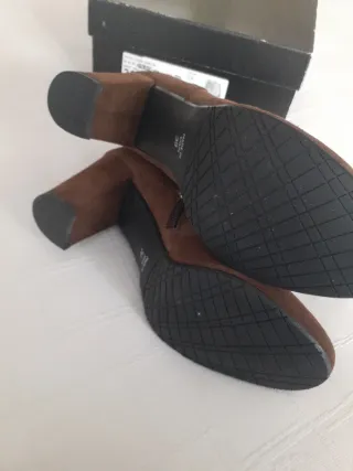 Botines taupe con cordones y flecos