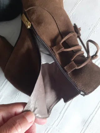 Botines taupe con cordones y flecos