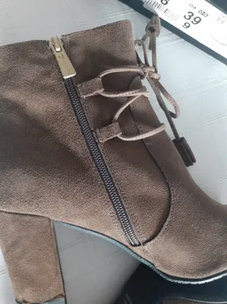 Botines taupe con cordones y flecos