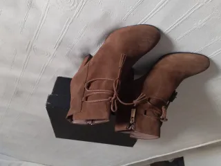 Botines taupe con cordones y flecos