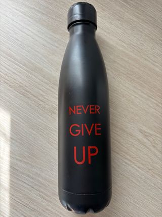 Botella de agua negra Never Give Up