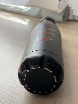 Botella de agua negra Never Give Up