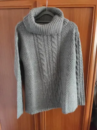 Jersey de tejidos acrilico y cuello alto gris