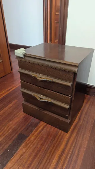 Mesita de noche de madera