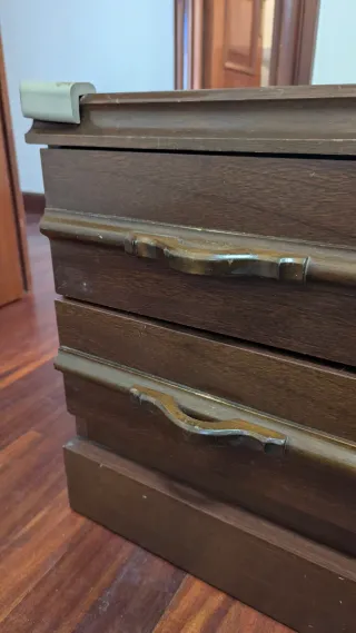 Mesita de noche de madera