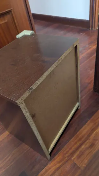 Mesita de noche de madera