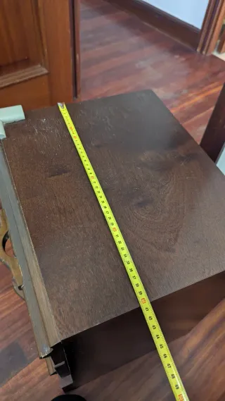 Mesita de noche de madera