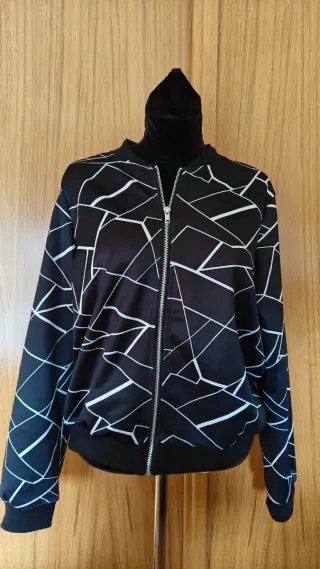 Chaqueta bomber negra con estampado geométrico