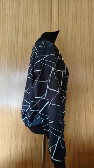 Chaqueta bomber negra con estampado geométrico