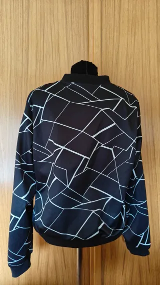 Chaqueta bomber negra con estampado geométrico