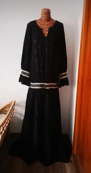 Vestido largo negro con lentejuelas