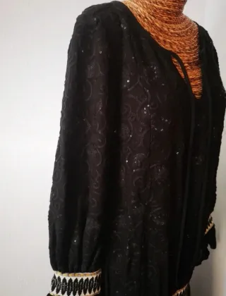 Vestido largo negro con lentejuelas