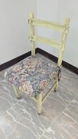 Silla de madera con asiento floral
