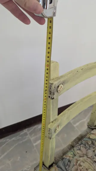 Silla de madera con asiento floral