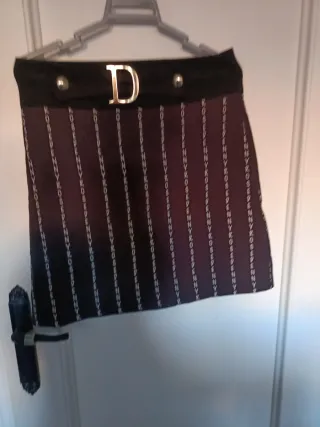 Falda Denny Rose negra con detalle dorado